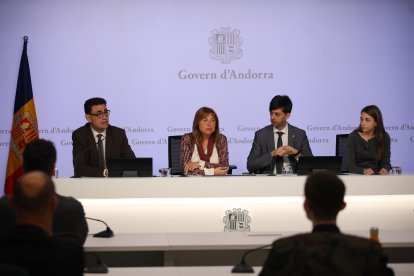 La ministra Conxita Marsol amb el cònsol major d'Andorra la Vella, Sergi González, durant la presentació del projecte constructiu de l'edifici el Cedre.