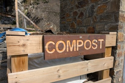 Punt de distribució lliure de compost al costat del cementiri d'Ordino