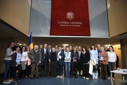 Alumnes d'AINA amb mossèn Ramon a la presentació de les memòries.