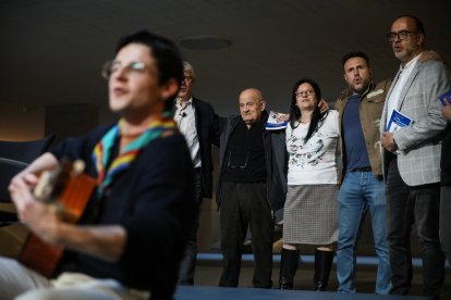 Mossèn Ramon cantant amb diverses generacions d'AINA 