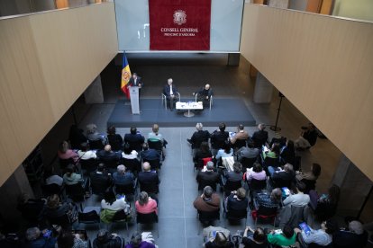 La sala del Consell General plena per escoltar les memòries de mossèn Ramon.