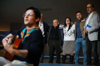 Mossèn Ramon Rossell amb membres d’AINA.