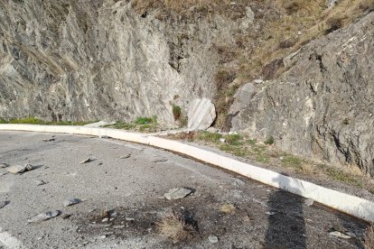 Els rocs estesos a la calçada a la zona de Racons pel despreniment aquest matí