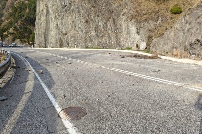 Les pedres han caigut als dos carrils de la carretera a la zona de Racons a Canillo