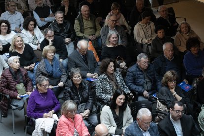 Els assistents van estar atents a les paraules de mossèn Ramon.