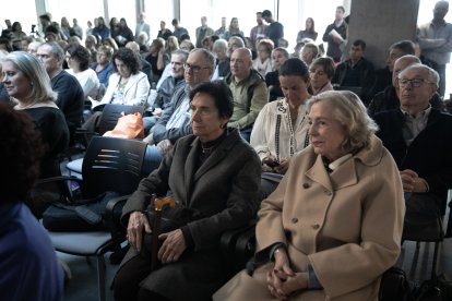 Amics i coneguts van donar suport al mossèn en la presentació de les memòries.