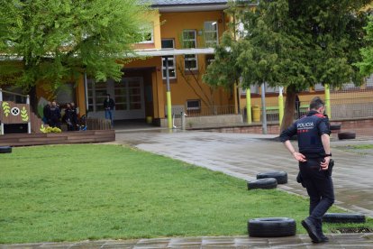 Agents dels mossos d’esquadra a l’exterior de l’escola.