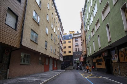 El carrer on van ser detingudes tres persones que carregaven tabac en un cotxe.