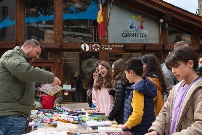 Els infants comprant llibres per Sant Jordi