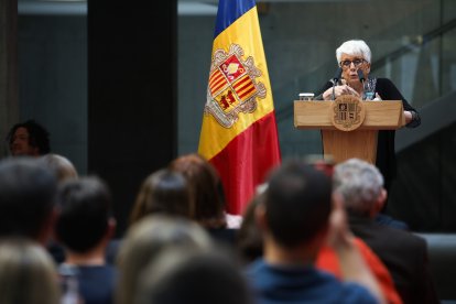 Angelina Mas dirigint-se al públic, després de ser condecorada.