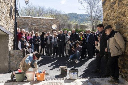 Gunter Denmig col·locant llambordes