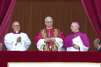 El nou Papa, Lleó XIV, al balcó de la basílica de Sant Pere, després de ser escollit.