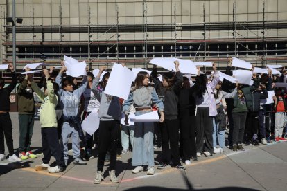 Alumnes de les escoles de Sant Julià participant en el llaç humà gegant contra el càncer.