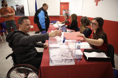 Un soci votant aquest matí a les eleccions a la Creu Roja.