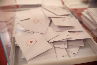 Els vots emesos dintre l'urna.