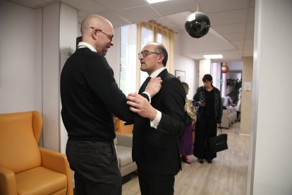 Alexis Estopiñán parla amb l'expresident de la Creu Roja, Josep Pol.