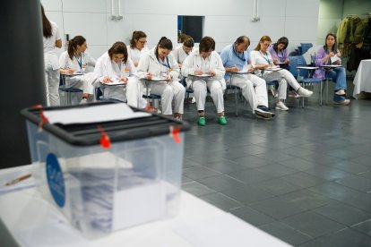 Treballadors del SAAS omplint ahir les butlletes de votació.