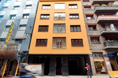 L’edifici de Santa Coloma afectat, ahir.