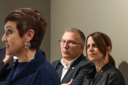 La cònsol d'Escaldes i els forats on estava penjat el quadre retirat
