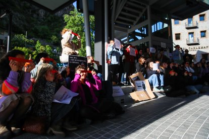 Una quarantena de persones del món de la cultura es queixen davant de l'Espai Caldes