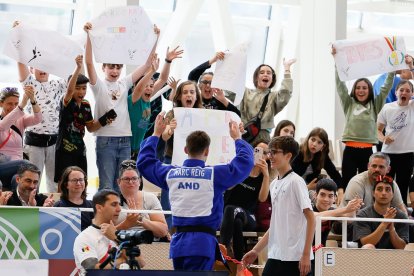 Marc Reig celebra la medalla de bronze amb l'afició a Escaldes