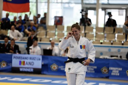 Lia Povedano, molt emocionada, es va penjar el bronze