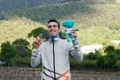 Pol Moya amb l’or i un Valiret de peluix.