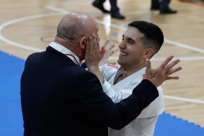 Silvio Moreira celebrant l'or en kata