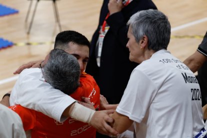 Silvio Moreira celebrant l'or amb la seva familia
