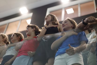 La canalla present a la piscina dels Serradells va entonar l’himne nacional durant l’entrega de l’or dels 1.500 lliures a Kevin Teixeira.