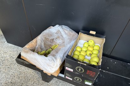Menjar saludable
A l’entrada de premsa dels Serradells esperava una caixa de plàtans i de pomes per passar la gana.