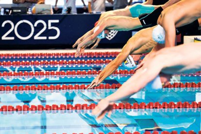 Kevin Teixeira, al centre, a la cursa dels 400 metres lliures.