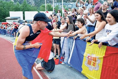 Nahuel Carabaña celebra amb l’afició tricolor la seva victòria i la medalla d’or a la prova de 5.000 metres, ahir.