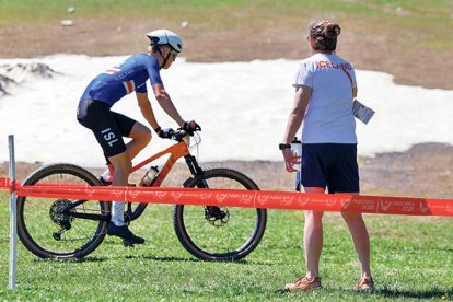 Un ciclista de muntanya islandès
