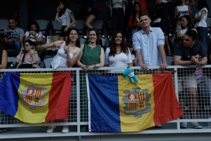 Aficionats andorrans a l'Estadi Comunal.