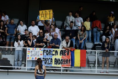 Familiars i amics de l'atleta Ariadna Fenés a l'Estadi Comunal.