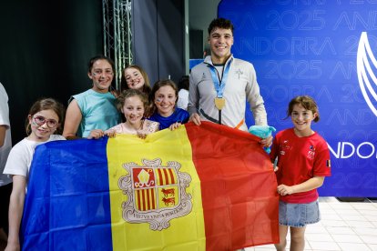 Joves aficionades amb el campió de natació Kevin Teixeira.