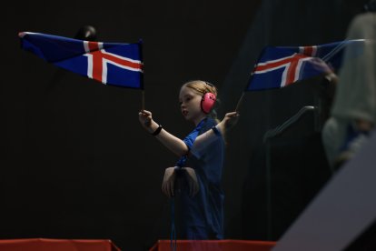 Una jove aficionada islandesa.