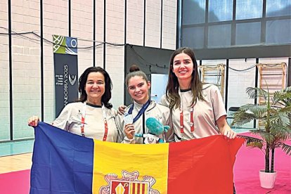 Berta Miquel, amb la medalla de plata i acompanyada de les dues entrenadores.