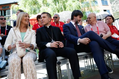 Josep-Lluís Serrano ahir al partit de tenis de Vicky Jiménez dels Jocs dels Petits Estats