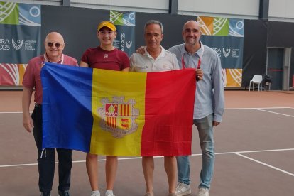 Vicky Jiménez celebrant la victòria amb la bandera.