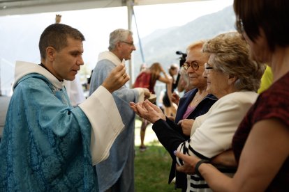 El nou Copríncep episcopal, Josep-Lluís Serrano, amb els feligresos durant la missa.
