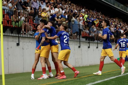 Els jugadors celebrant un dels gols amb l'afició.