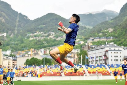 Lautaro de León celebra el segon gol de l’FC Andorra contra l’Eivissa, ahir a Encamp.