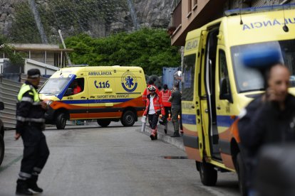 Ambulàncies i personal dels cossos de seguretat durant el simulacre.