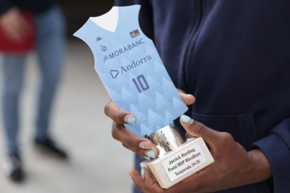Jerrick Harding sostinguen el premi MVP MoraBanc.