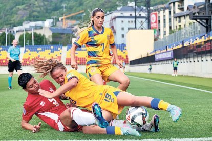 Carla Ber lluita per la pilota amb Stefania Farrugia, davant la mirada d’Ari Gonçalves.