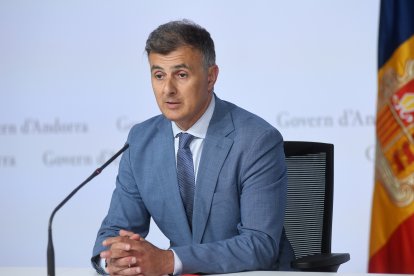 El ministre Marc Rossell després de la reunió amb els banders i els bombers per les millores salarials