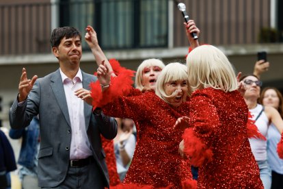 El cònsol Sergi González participa en una de les actuacions d’ahir.