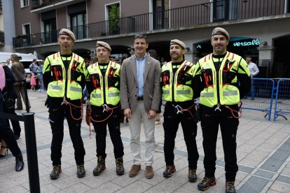 El cònsol menor de la Massana, Roger Fité, amb policies del grup de muntanya